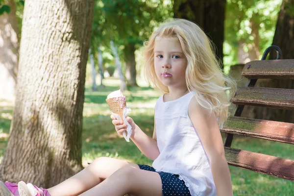 Bambina mangiare gelato — Foto Stock