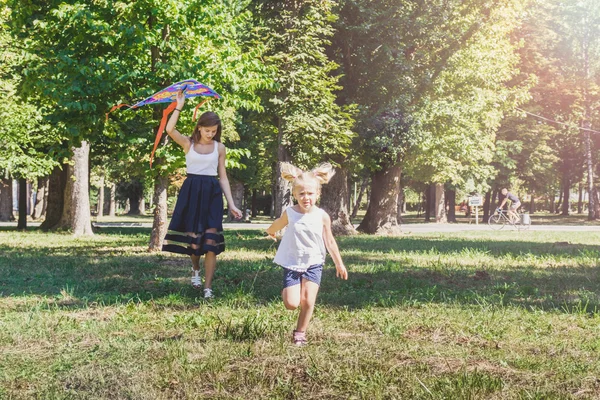 Mãe e filha com pipa voadora — Fotografia de Stock