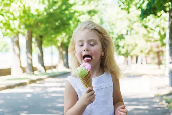 Niña comiendo helado — Foto de Stock