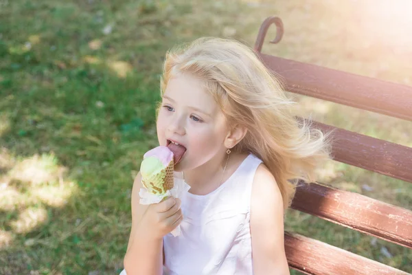 Bambina mangiare gelato — Foto Stock