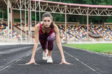 kadın çalışan hazırlanıyor