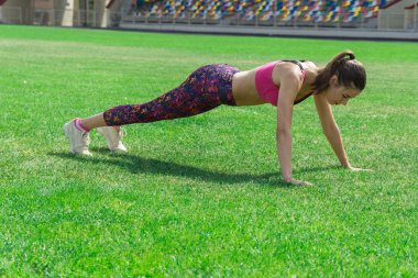 genç kadın çalışma dışarı