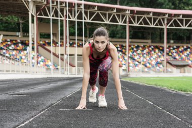 kadın çalışan hazırlanıyor