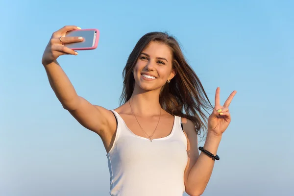 Ung kvinna att göra selfie — Stockfoto