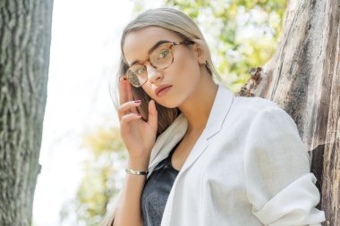 Gözlüklü genç kadın.