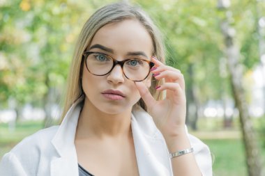 Gözlüklü genç kadın.