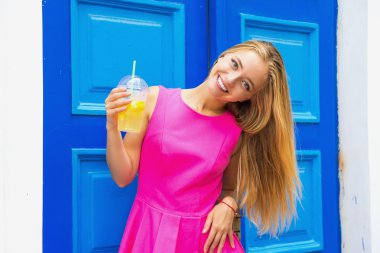 limonata ile genç kadın