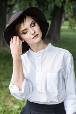 Şapkalı genç kadın.