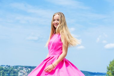 Kadın telefonda konuşuyor.