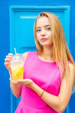 limonata ile genç kadın