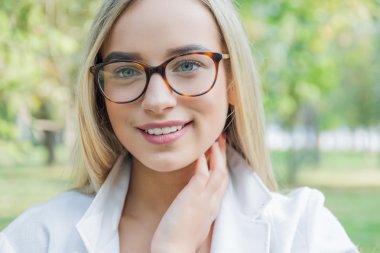 Gözlüklü genç kadın.