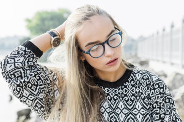 Gözlüklü genç kadın.