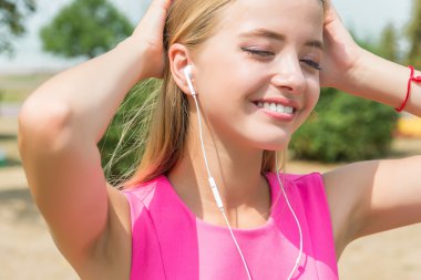 genç kadın müzik dinleme