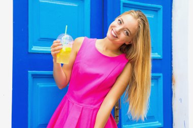 limonata ile genç kadın