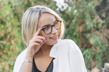 Gözlüklü genç kadın.