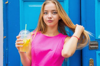 limonata ile genç kadın