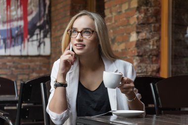 Gözlüklü genç kadın.