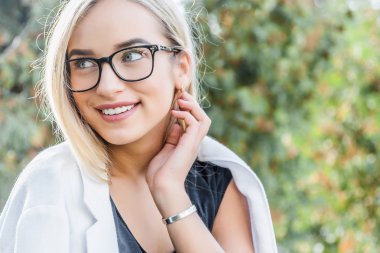 Gözlüklü genç kadın.