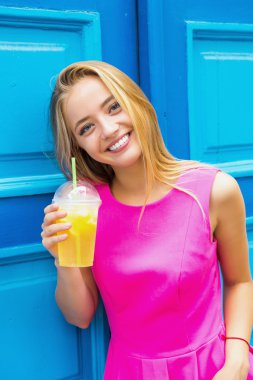limonata ile genç kadın