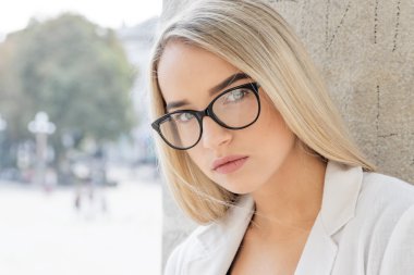 Gözlüklü genç kadın.