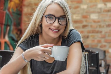 Gözlüklü genç kadın.