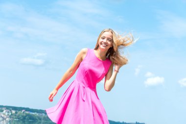 Kadın telefonda konuşuyor.