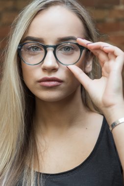 Gözlüklü genç kadın.