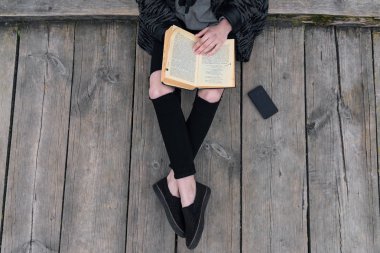 Kadın kitap okuyor.