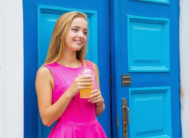 limonata ile genç kadın