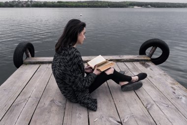 Kadın kitap okuyor.