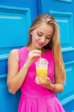 limonata ile genç kadın