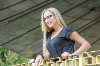 Gözlüklü genç kadın.