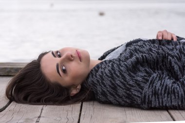 Rıhtımda genç kadın