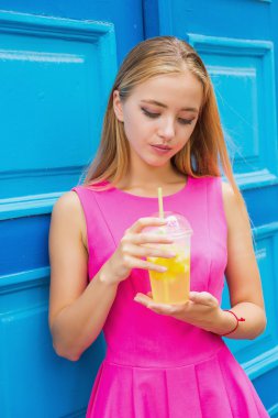 limonata ile genç kadın