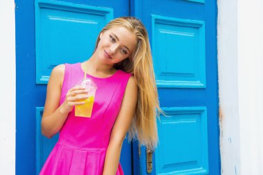 limonata ile genç kadın