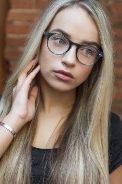 Gözlüklü genç kadın.
