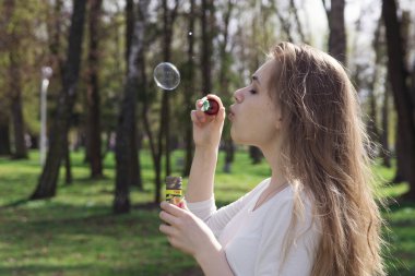 çorba kabarcıkları ile kız