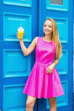 limonata ile genç kadın