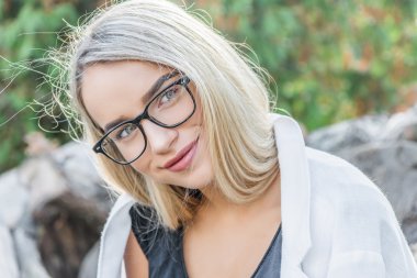 Gözlüklü genç kadın.