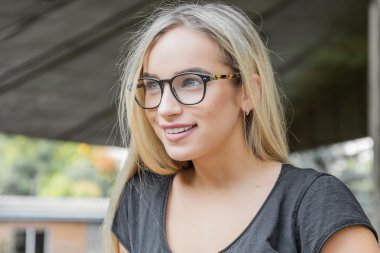 Gözlüklü genç kadın.