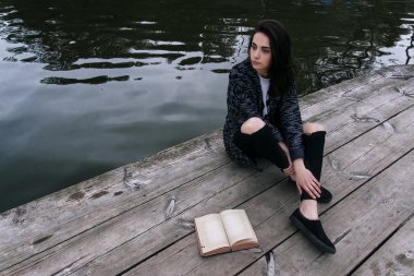 Kadın kitap okuyor.