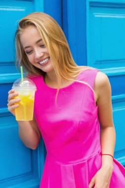 limonata ile genç kadın