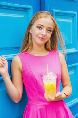 limonata ile genç kadın