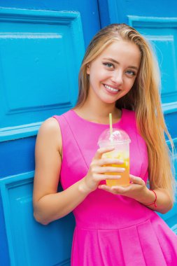 limonata ile genç kadın