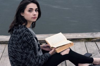 Kadın kitap okuyor.