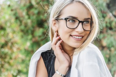 Gözlüklü genç kadın.