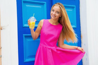 limonata ile genç kadın