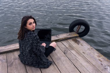 Dizüstü bilgisayarı olan genç kadın