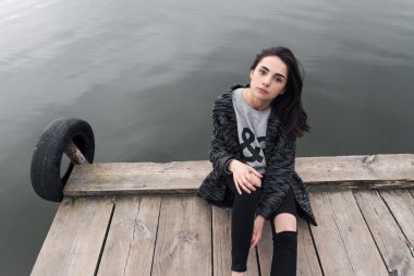 Rıhtımda genç kadın