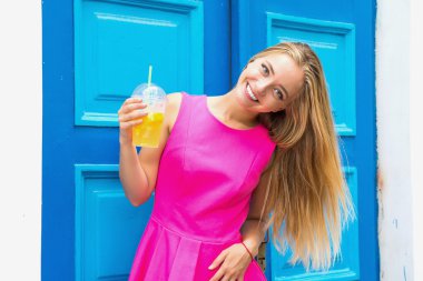 limonata ile genç kadın